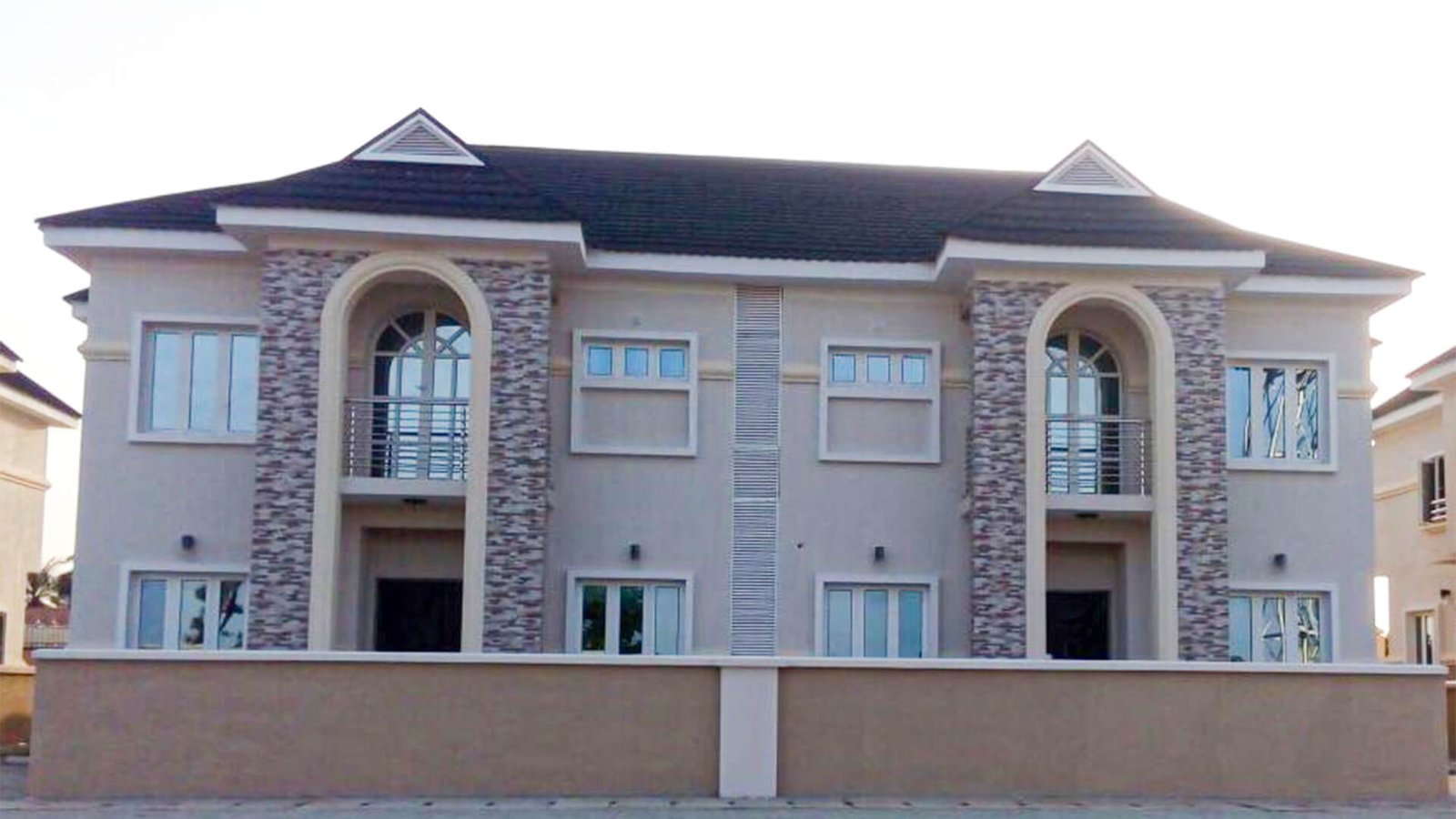 Building unit in an estate