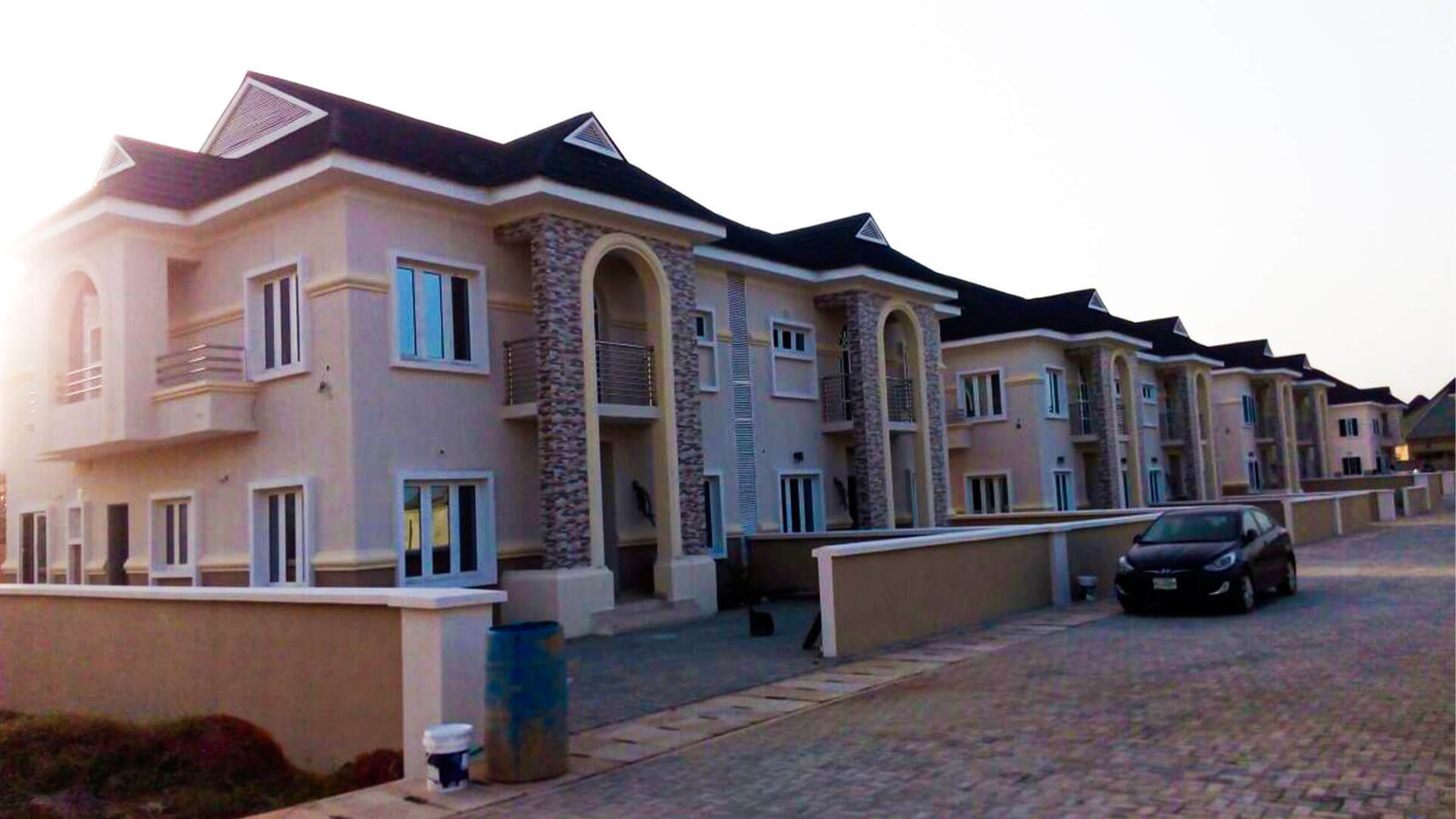 Building units in an estate