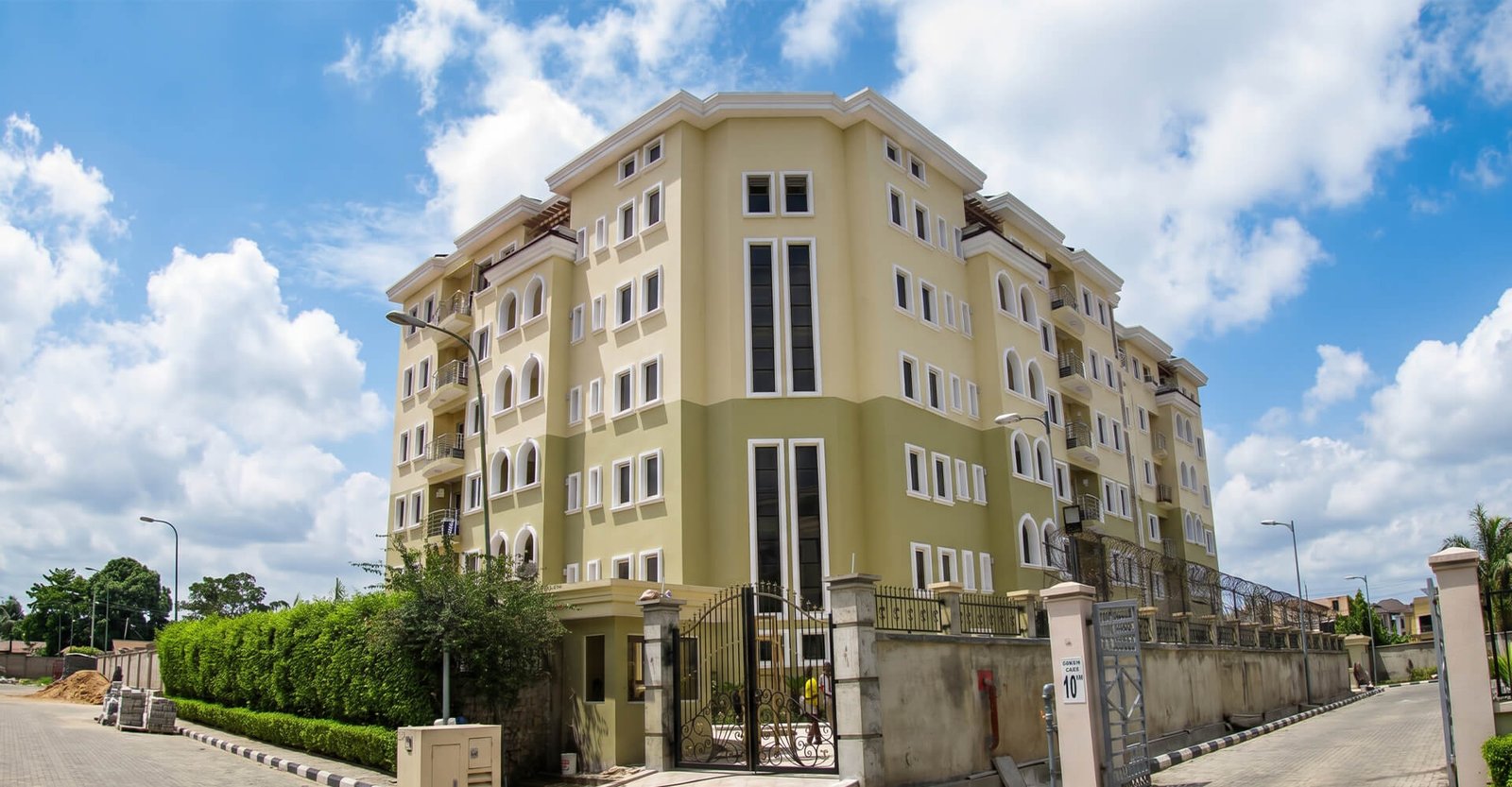 6 floors apartment facing a street